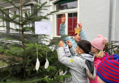 OGS schmückt Weihnachtsbaum in LA